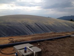 黑色土工膜覆盖的沼气池