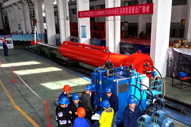 20231130 双江口公司人员现场开展进水口快速闸门液压启闭机出厂验收 大渡河双江口世界最大液压启闭机通过验收(图1)